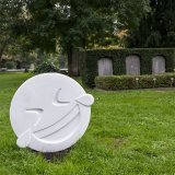 Vincent Du Bois et Frédéric Beigbeder ont conçu cette stèle en souvenir de l'émoji défunt MDR (mort de rire).